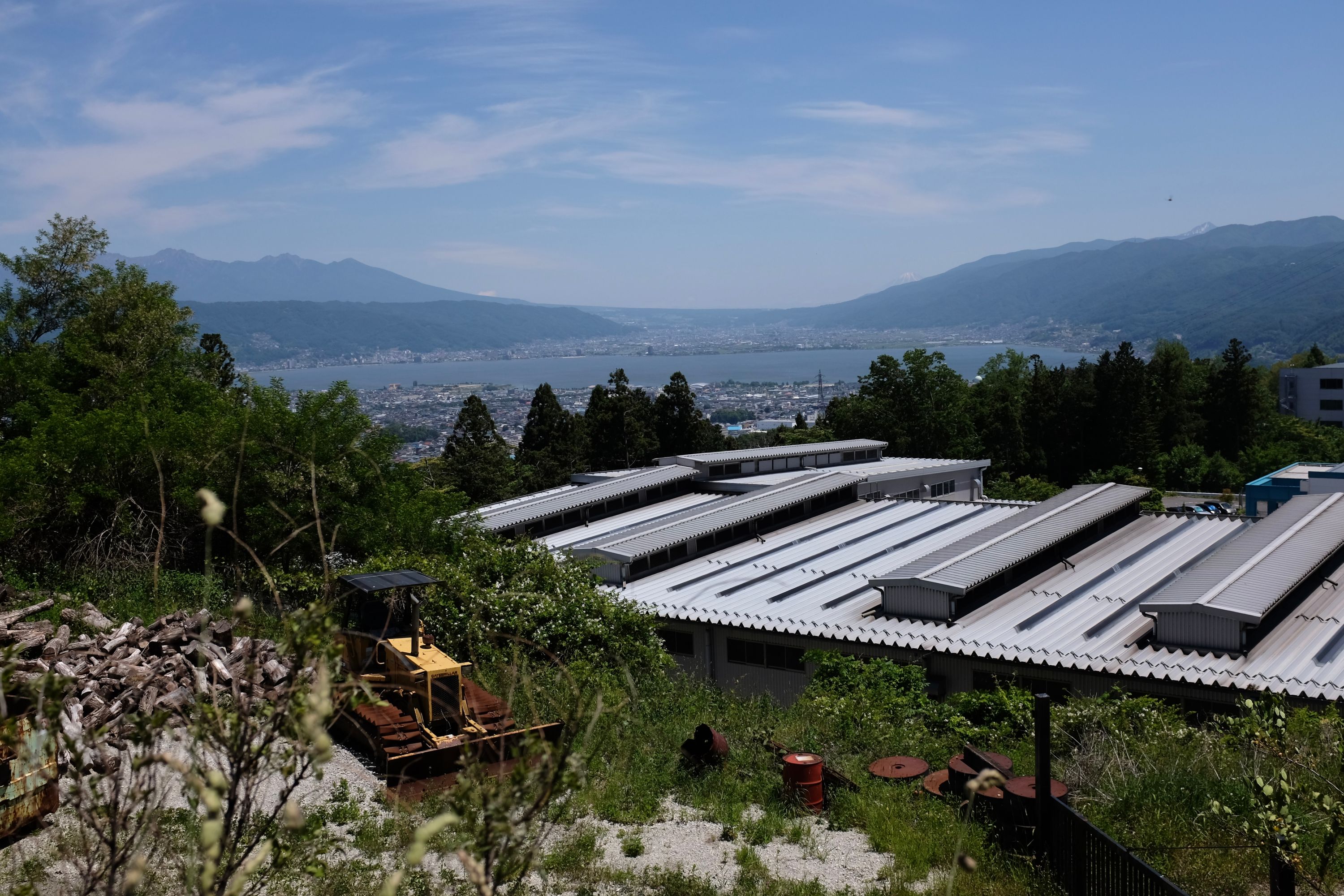 A panoramic view of Lake Suwa, the Yatsu-ga-dake Mountains, and Mount Fuji on the horizon.