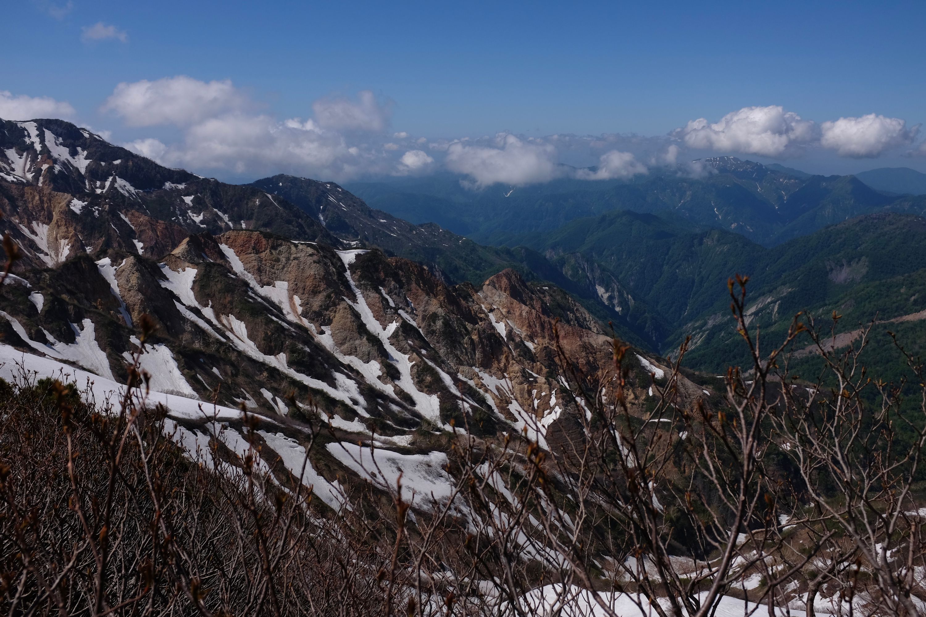 A partly snow-covered ridge of Hakusan.