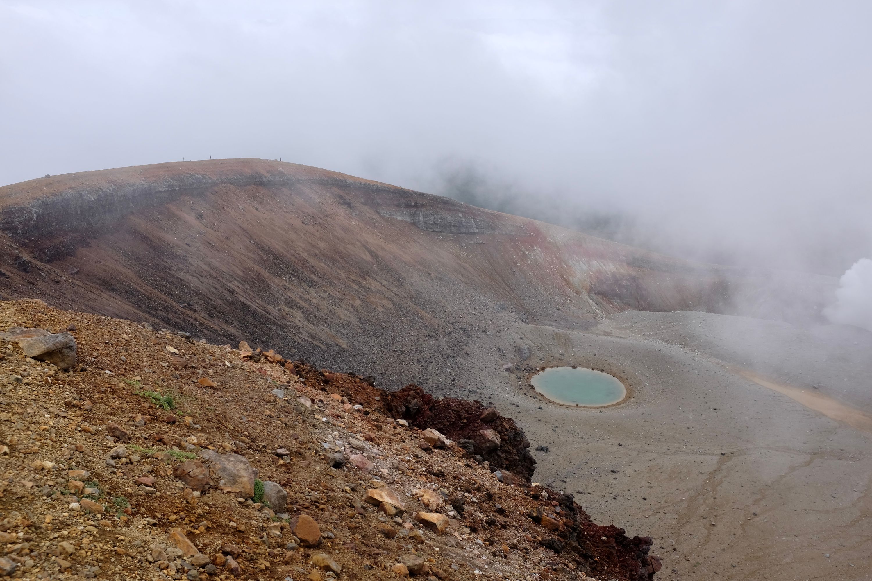 The scree forms a circular pattern in which the orange and red rocks are separate.