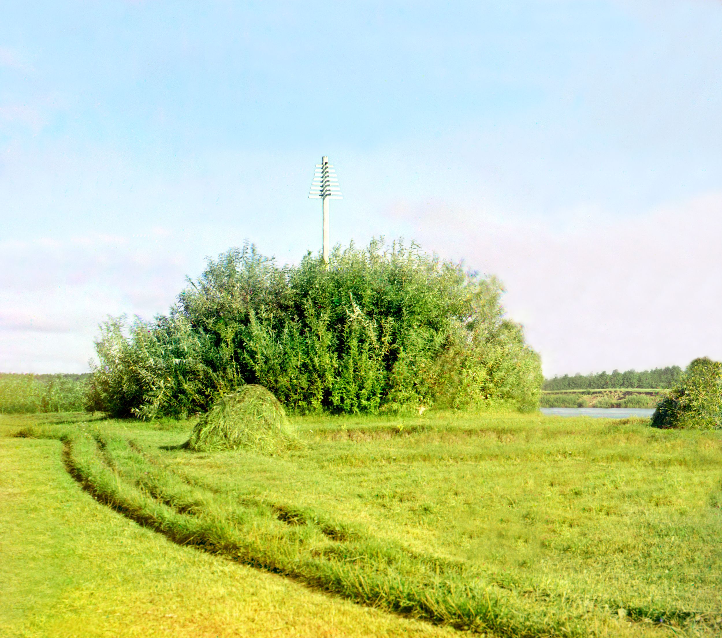 Stone mound with a spring post, serving as beacon during floods. Oleni Roga.