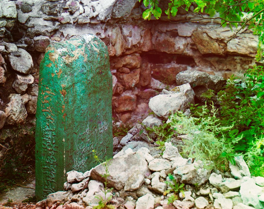 Monument on the tomb of Hadzi-Husein-bek supplied by Tamerlane