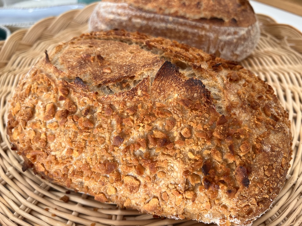 Simple loaf rolled in crushed pane guttiau
